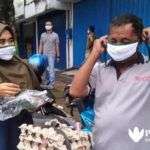 Peduli Sesama, Hairul Anwar Bagi-bagi Masker di Perempatan Jalan
