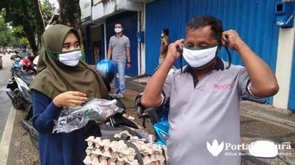 Peduli Sesama, Hairul Anwar Bagi-bagi Masker di Perempatan Jalan