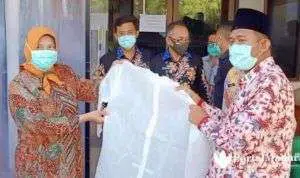 Perangi Covid-19, MH Said Abdullah Salurkan Alat Pelindung Diri di Sumenep