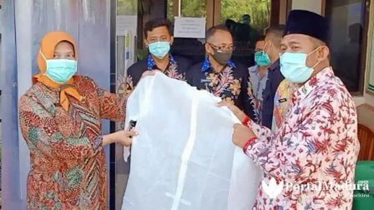 Perangi Covid-19, MH Said Abdullah Salurkan Alat Pelindung Diri di Sumenep