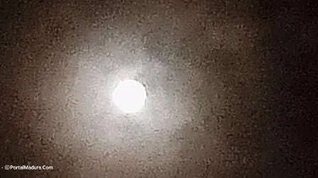 Penampakan Supermoon di Pulau Madura