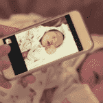 Awas! 7 Bahaya Mengintai saat Foto Anak Diunggah di Media Sosial