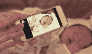Awas! 7 Bahaya Mengintai saat Foto Anak Diunggah di Media Sosial