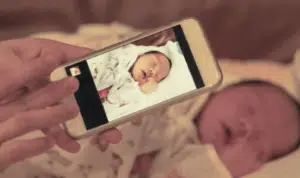 Awas! 7 Bahaya Mengintai saat Foto Anak Diunggah di Media Sosial