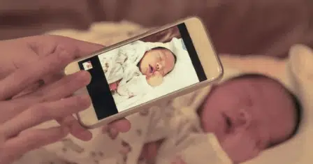 Awas! 7 Bahaya Mengintai saat Foto Anak Diunggah di Media Sosial