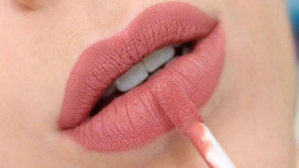 Cara Menggunakan Lipstik Sesuai Bentuk Bibir