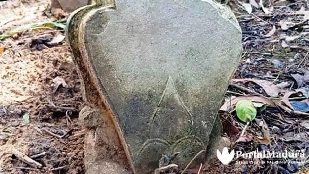 Beragam Motif, Batu Nisan Bunga Teratai & Tahun Arab Pegon Warnai Penemuan Makam Kuno di Batang-batang Sumenep