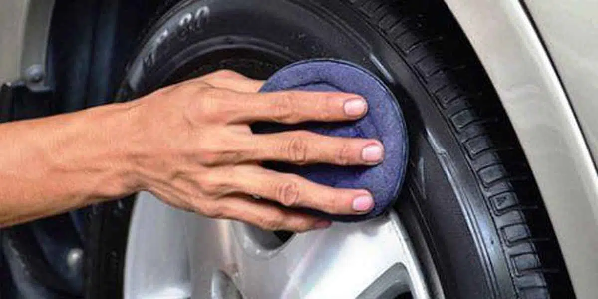 Awas! Bahaya Mengintai Jika Pakai Semir di Ban Motor
