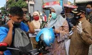 Pertahankan Zona Hijau, Begini Cara Bupati Sumenep Edukasi Warga dan Sebar Masker Gratis
