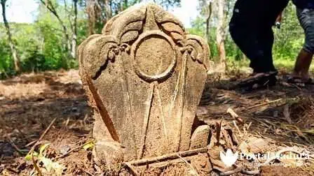 Beragam Motif, Batu Nisan Bunga Teratai & Tahun Arab Pegon Warnai Penemuan Makam Kuno di Batang-batang Sumenep