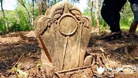 Beragam Motif, Batu Nisan Bunga Teratai &Amp; Tahun Arab Pegon Warnai Penemuan Makam Kuno Di Batang-Batang Sumenep - Portalmadura.com Beragam Motif, Batu Nisan Bunga Teratai & Tahun Arab Pegon Warnai Penemuan Makam Kuno di Batang-batang Sumenep