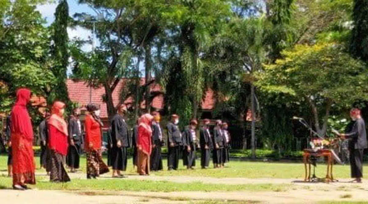 Berpakaian Adat Madura, Bupati Pamekasan Lantik 37 Pejabat