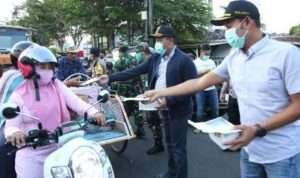 Edukasi Masyarakat, Forkopimda Sampang Kompak Bagikan Masker Cegah Covid-19