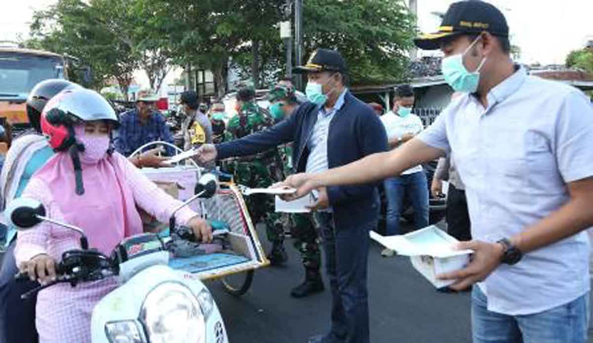 Edukasi Masyarakat, Forkopimda Sampang Kompak Bagikan Masker Cegah Covid-19