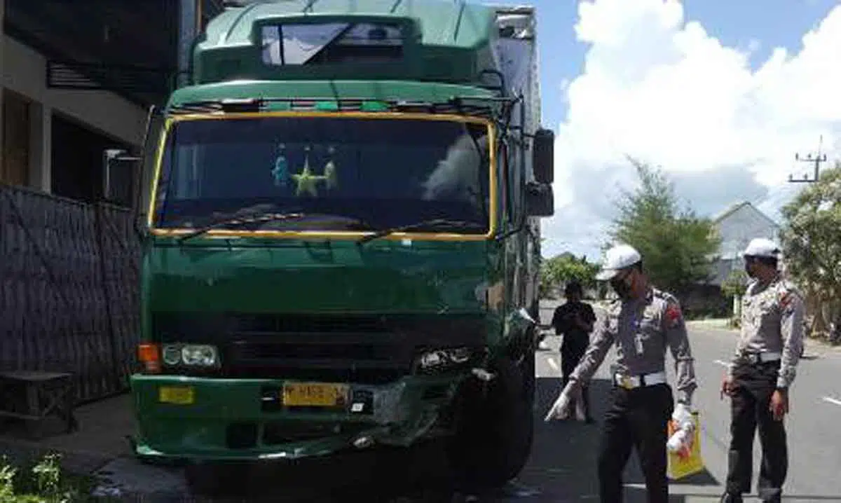 Isuzu Panther Seruduk Truck Fuso, Satu Tewas di Sumenep
