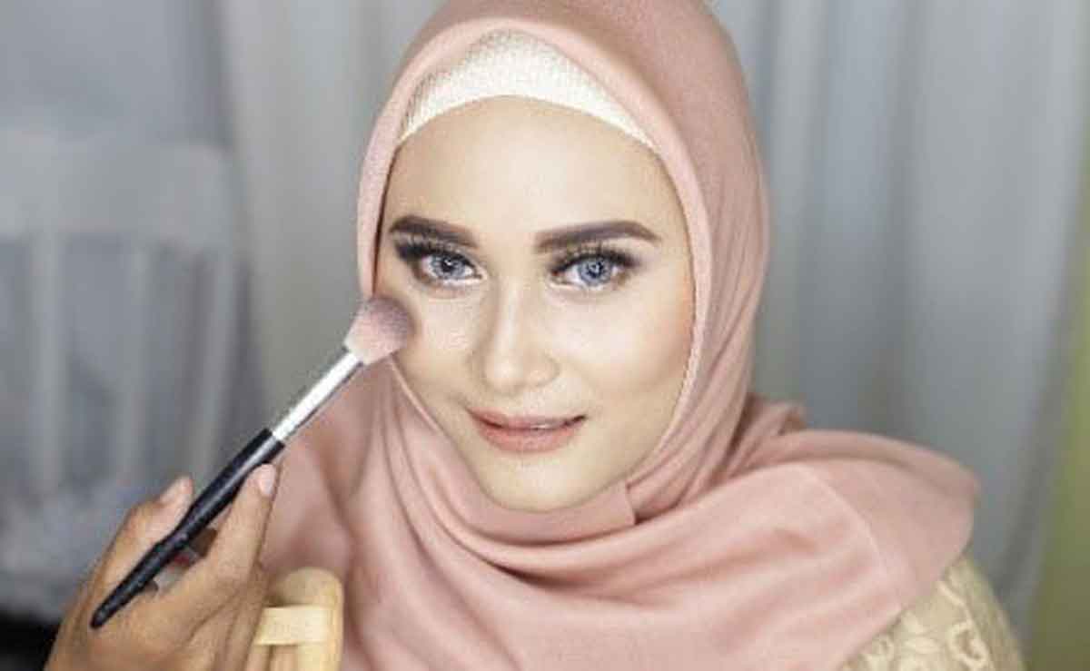 4 Cara Pakai Blush-On Sesuai Bentuk Wajah Agar Terlihat Segar Di Hari ...