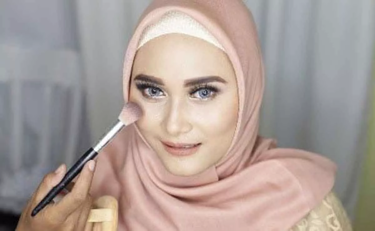 4 Cara Pakai Blush-On Sesuai Bentuk Wajah Agar Terlihat Segar Di Hari Raya