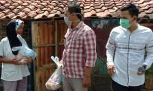 Aliansi Jurnalis Bangkalan Bagi-bagi Sembako