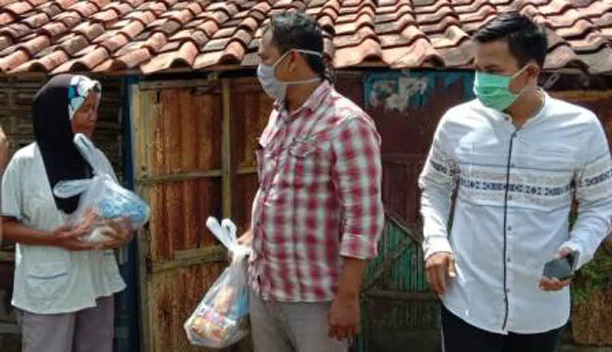 Aliansi Jurnalis Bangkalan Bagi-bagi Sembako
