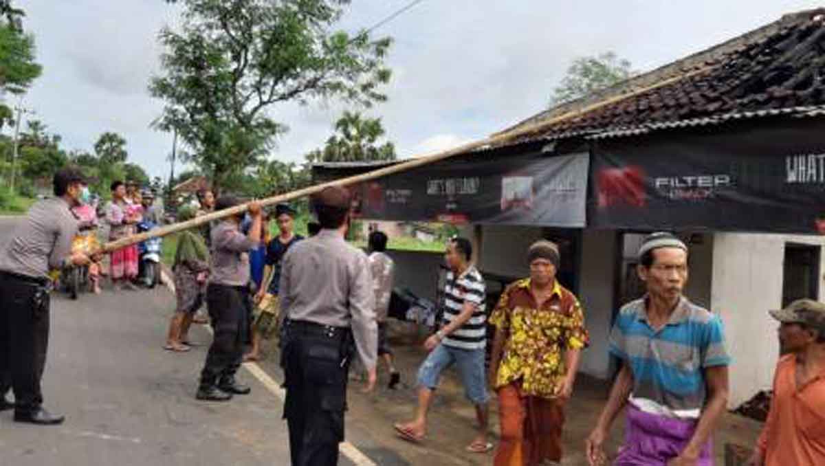 Kebakaran Landa Toko Onderdil Motor di Desa Lenteng Barat Sumenep