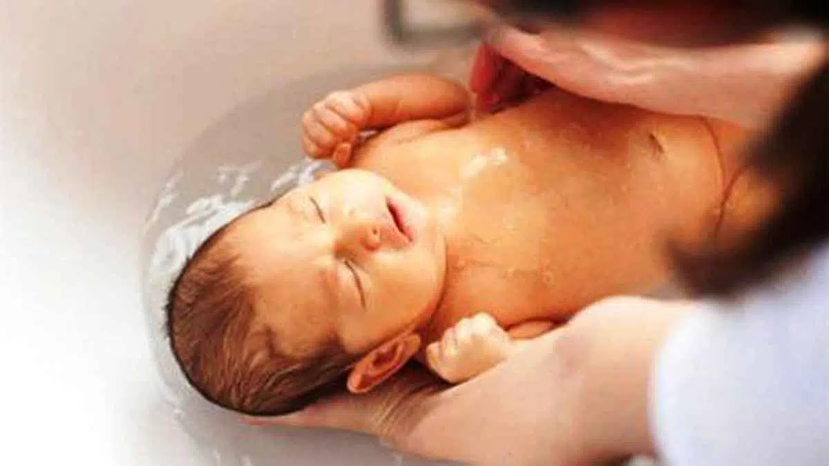 Awas! Ini 5 Kesalahan saat Mama Memandikan Bayi