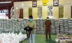 Bupati Pamekasan Salurkan Bantuan Kepada PKL