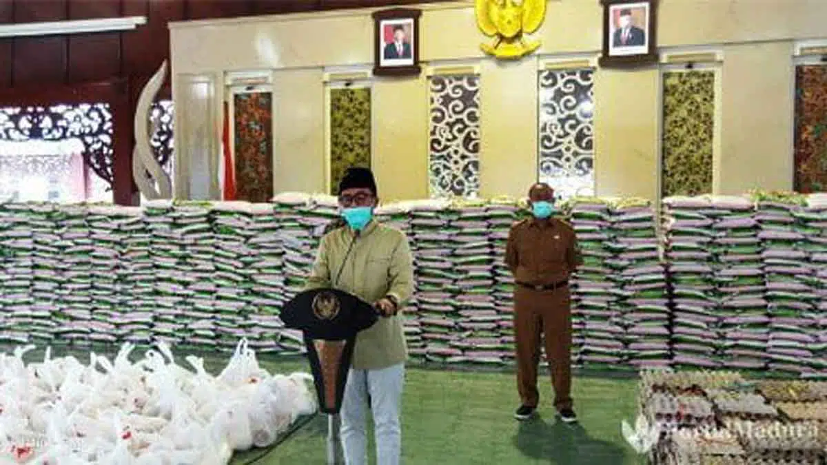 Bupati Pamekasan Salurkan Bantuan Kepada PKL