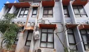 Konsol Beton & Tembok Benangan Kantor Dinkes Sumenep Runtuh