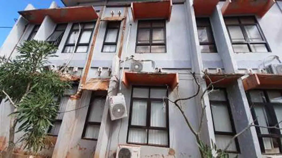 Konsol Beton & Tembok Benangan Kantor Dinkes Sumenep Runtuh