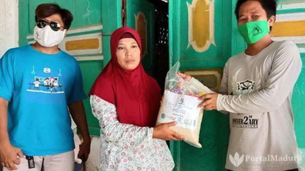 Hari Buruh di Tengah Badai Covid-19, AJP Bagi-bagi Sembako dan Masker