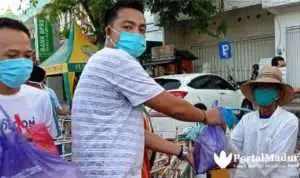 Komunitas Jangan Lupa Bahagia Bagikan Sembako Sambil Perhatian Protokol Covid-19