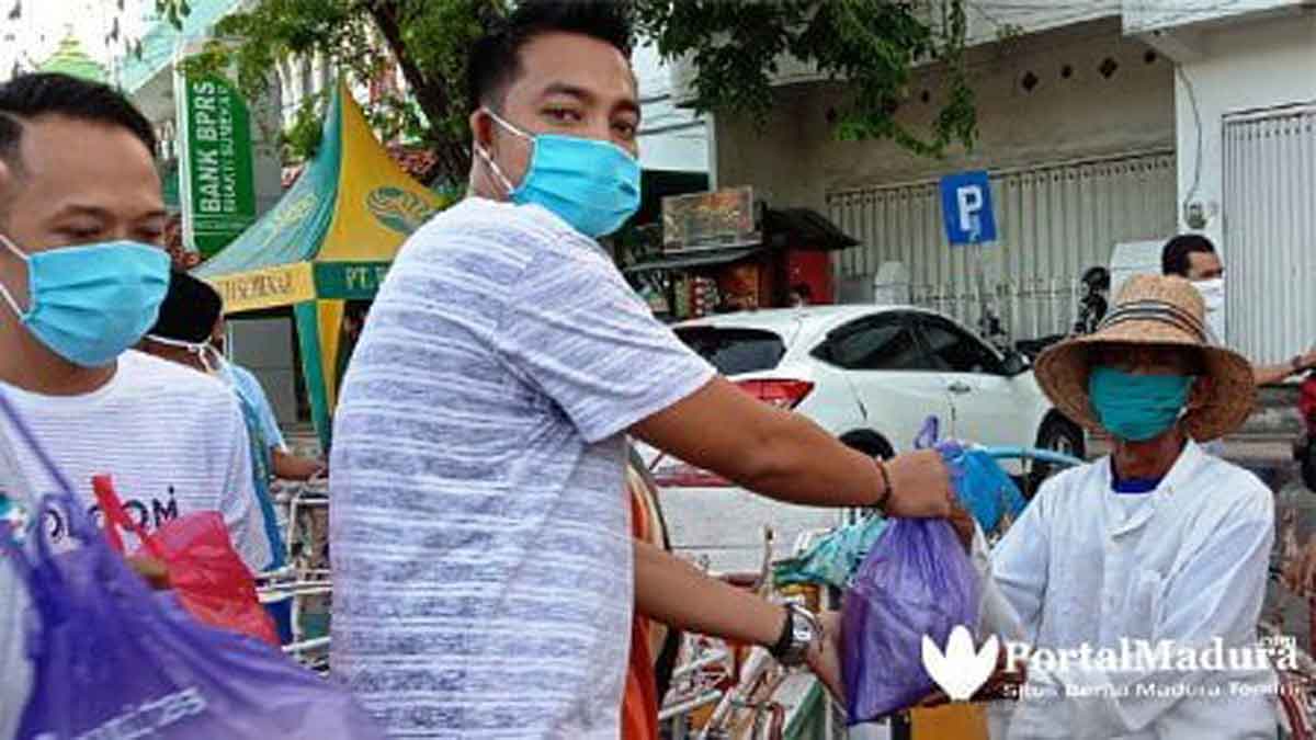 Komunitas Jangan Lupa Bahagia Bagikan Sembako Sambil Perhatian Protokol Covid-19