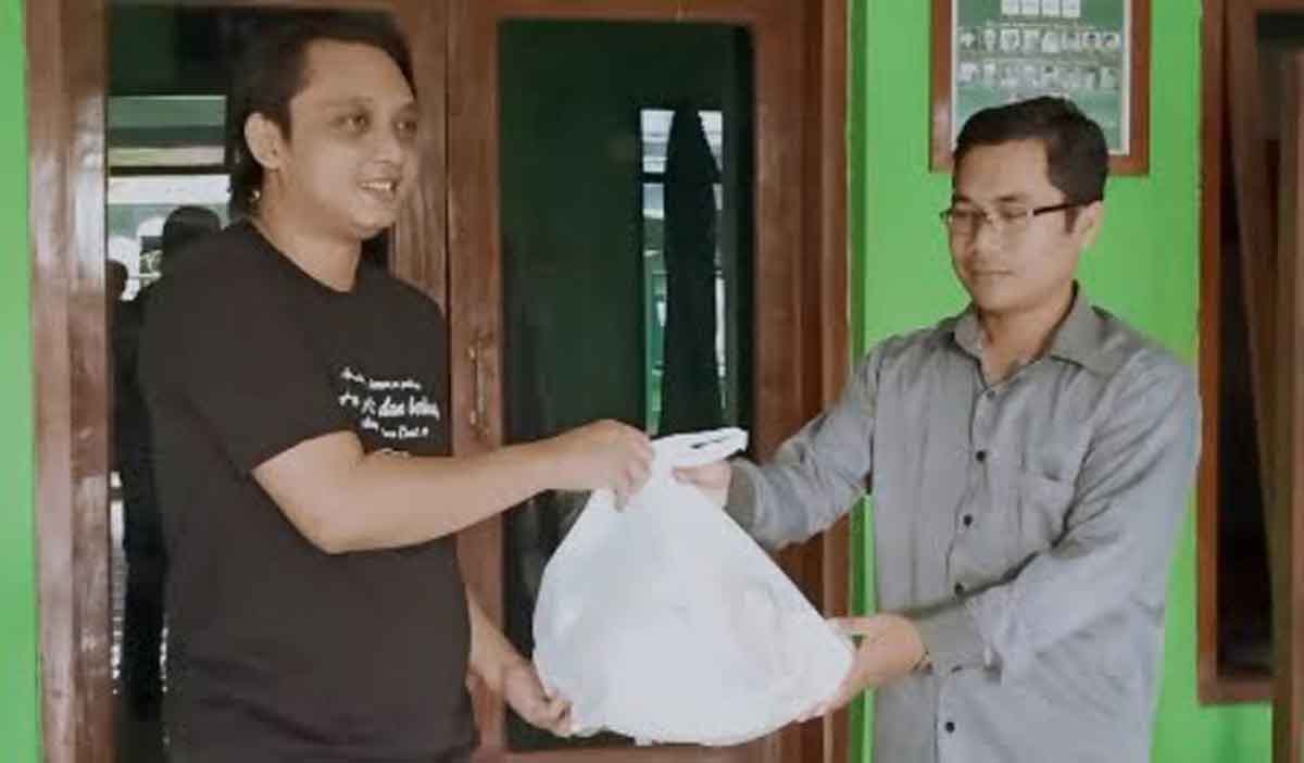 Pakai Beras Lokal, PWI Sumenep Distribusikan 250 Paket Sembako