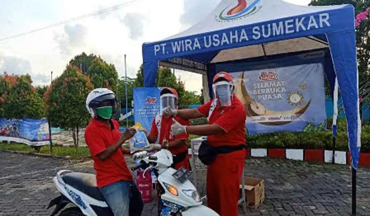 PT WUS Bagi-bagi Takjil Gratis