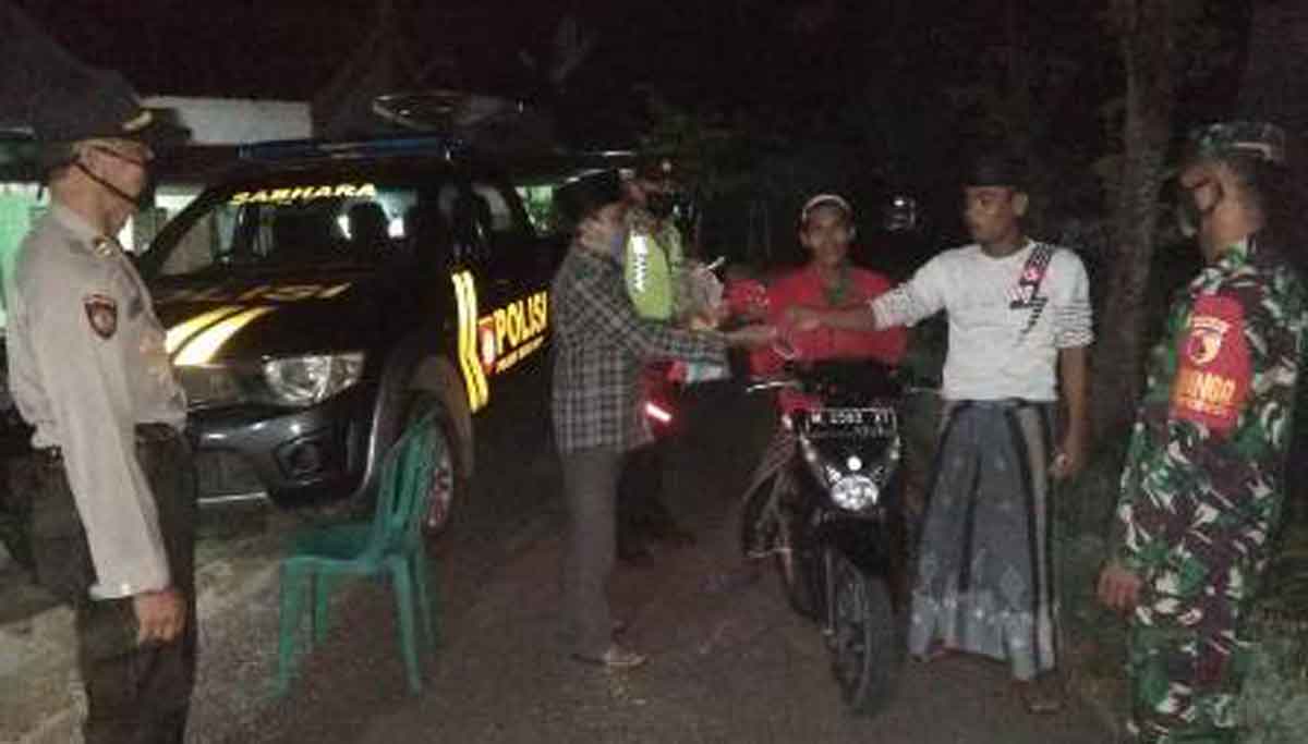 Pemerintah Desa Juruan Laok Sumenep Bagi-bagi Masker Gratis
