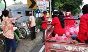 Covid-19, Politisi PDIP Asal Madura Bagi-bagi Sembako