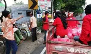 Covid-19, Politisi PDIP Asal Madura Bagi-bagi Sembako