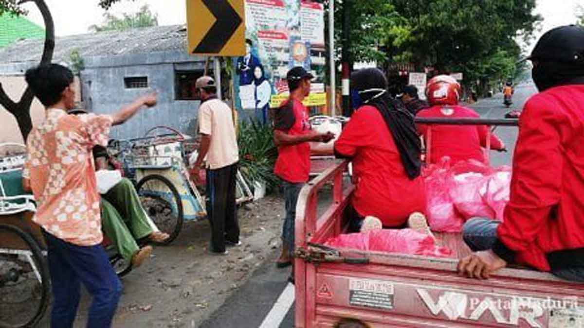 Covid-19, Politisi PDIP Asal Madura Bagi-bagi Sembako