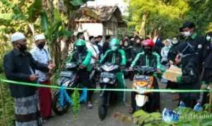 Mahasiswa UTM Distribusikan Santunan Anak Yatim Lewat Ojol