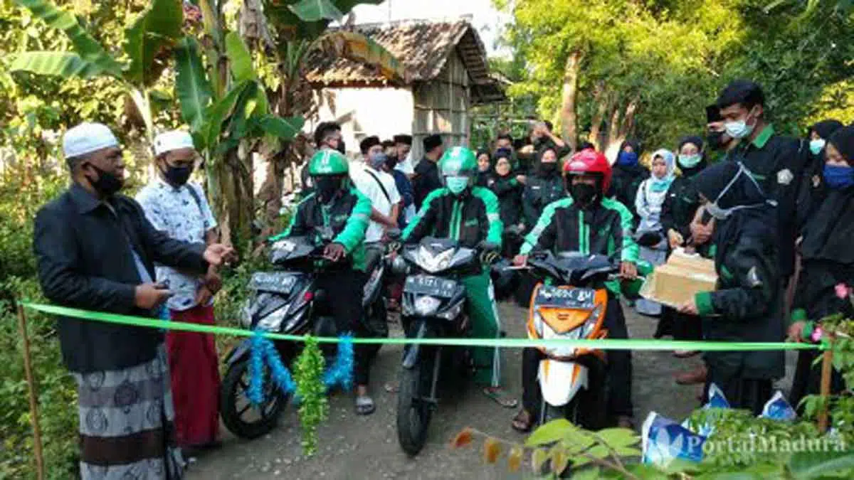 Mahasiswa UTM Distribusikan Santunan Anak Yatim Lewat Ojol