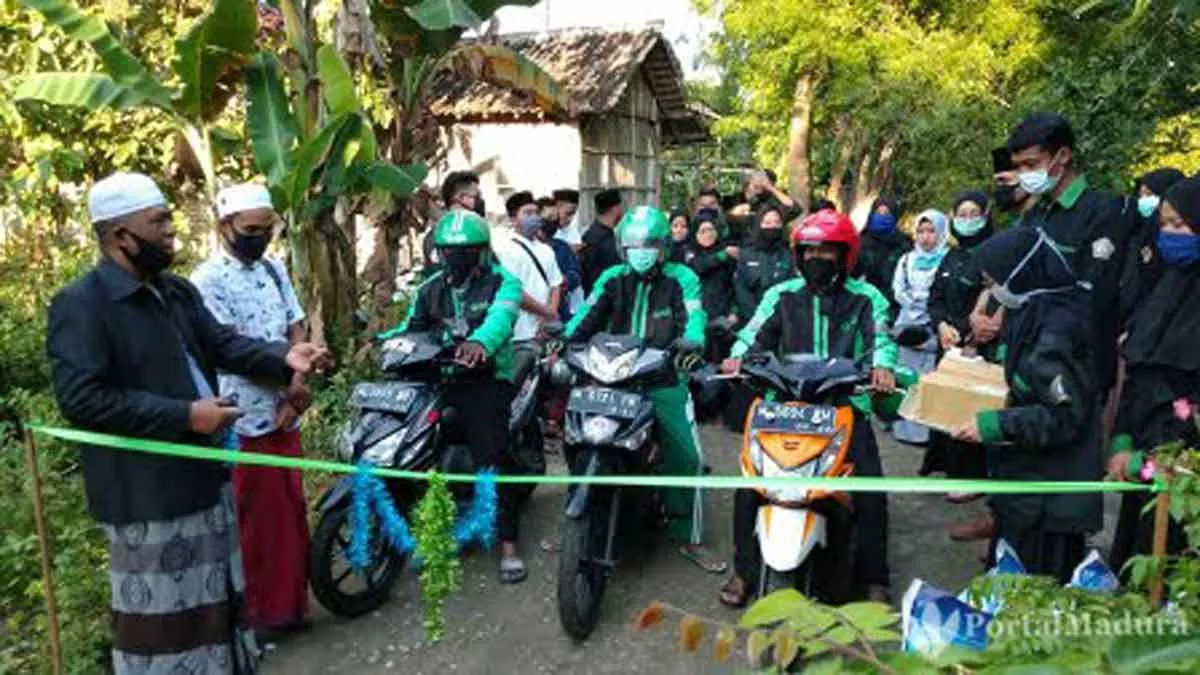 Mahasiswa UTM Distribusikan Santunan Anak Yatim Lewat Ojol