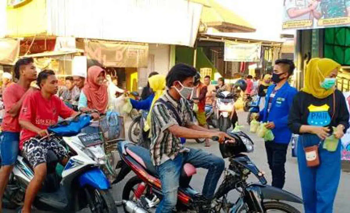 Garda Bangsa Salurkan Bantuan, Kopri Pmii Stkip Pgri Sumenep Bagi-Bagi Takjil - Portalmadura.com Garda Bangsa Salurkan Bantuan, Kopri PMII STKIP PGRI Sumenep Bagi-bagi Takjil