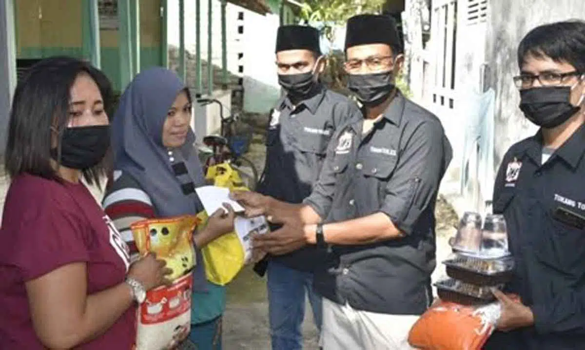 Wartawan Sampang Distribusikan Sembako dan Takjil