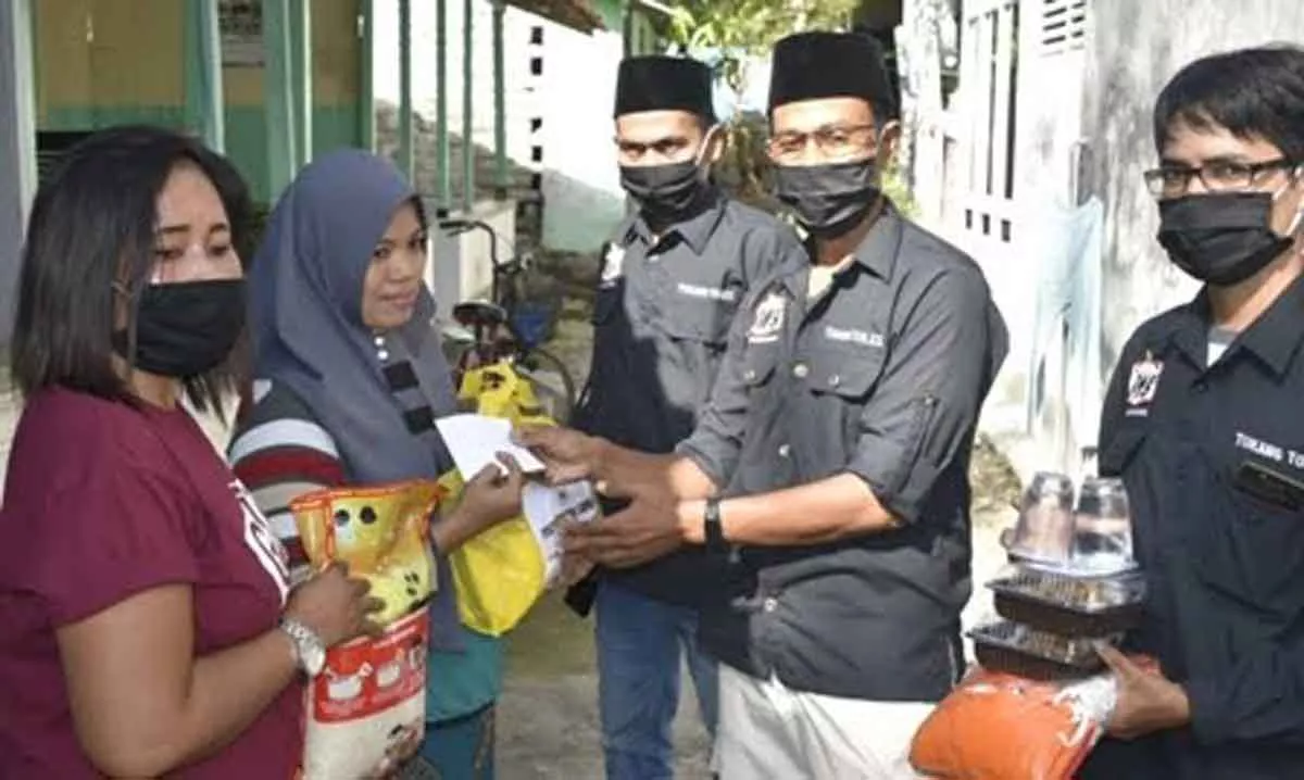 Wartawan Sampang Distribusikan Sembako dan Takjil
