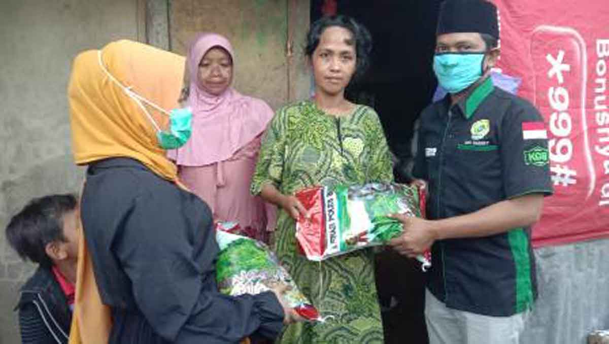 Garda Bangsa Salurkan Bantuan, Kopri PMII STKIP PGRI Sumenep Bagi-bagi Takjil