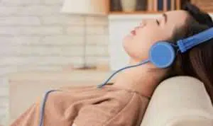 Jangan Gunakan Headset Saat Tidur, Ini Bahayanya
