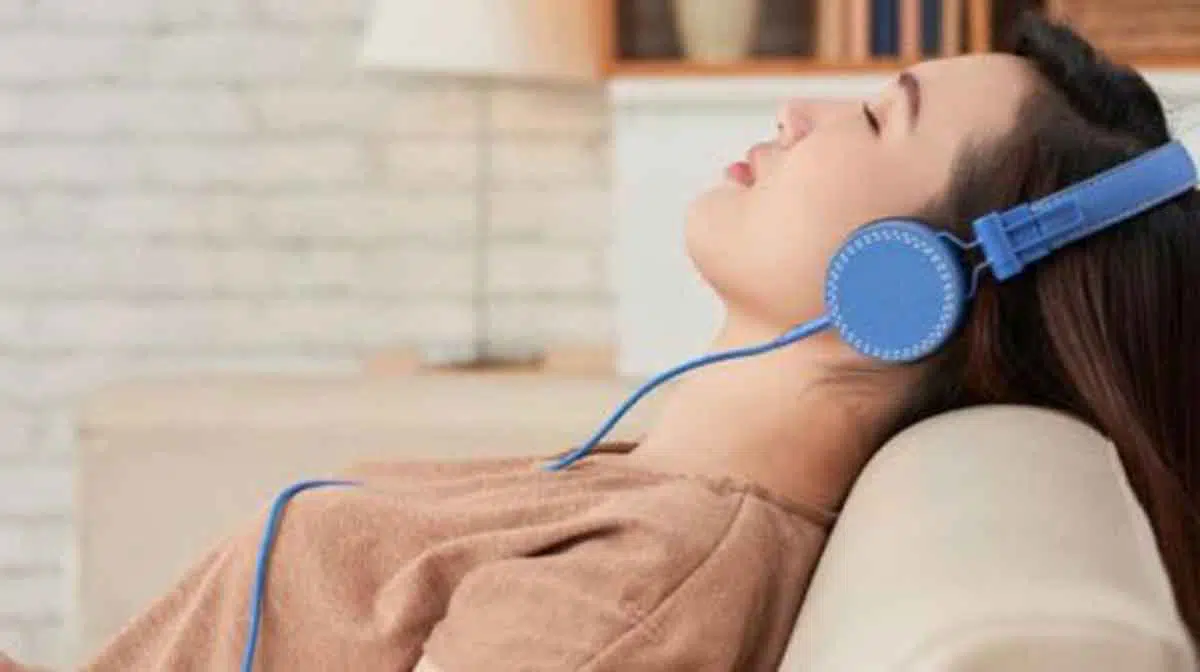 Jangan Gunakan Headset Saat Tidur, Ini Bahayanya