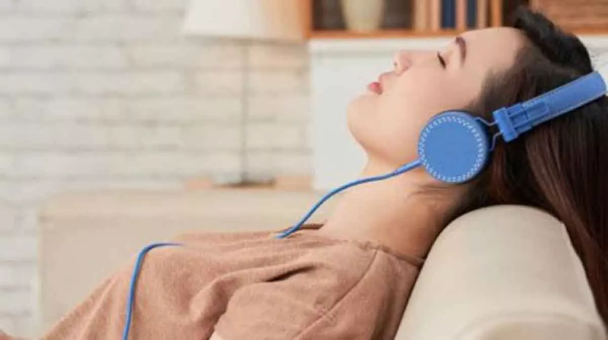 Jangan Gunakan Headset Saat Tidur, Ini Bahayanya