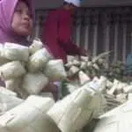 H-1 Lebaran, Penjual Ketupat Meluber di Pamekasan