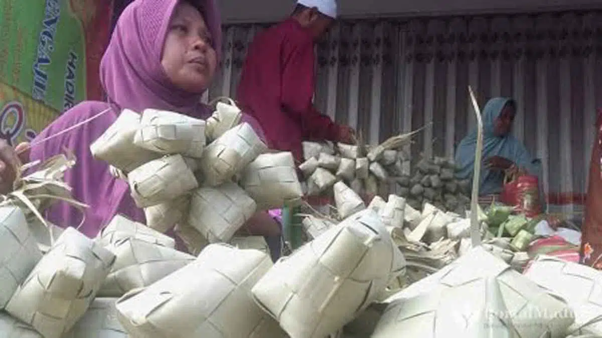 H-1 Lebaran, Penjual Ketupat Meluber di Pamekasan